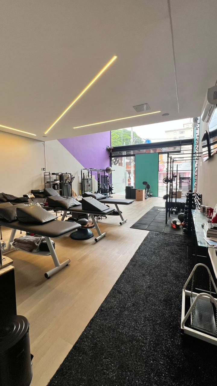 Ambiente vertical da clínica com área de reabilitação