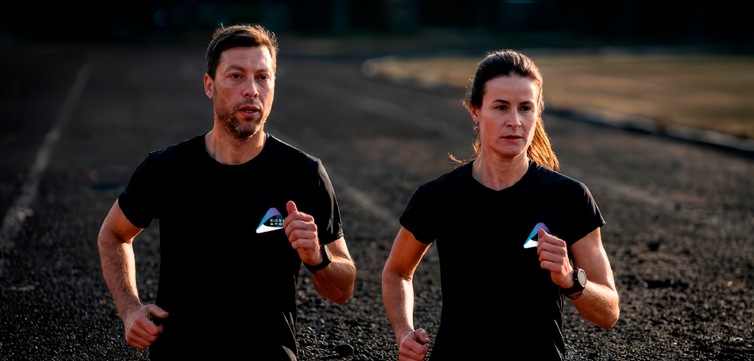 Adriane e Rafael correndo juntos em sessão externa